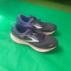 Brooks Ghost Women's Athletic Shoes - Navy and White Size 9.5